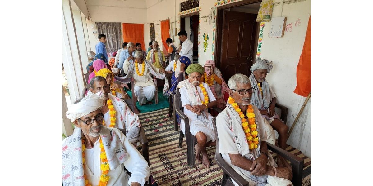 You are currently viewing श्रीराम मंदिर आश्रम में बुजुर्ग लोगों का सम्मान किया |